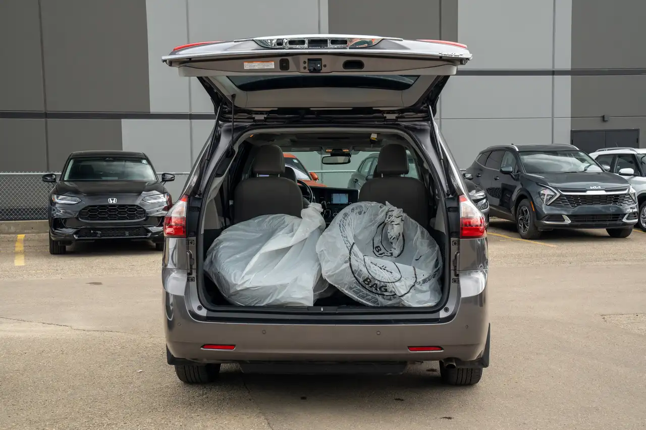 Toyota Sienna снимка Toyota Sienna