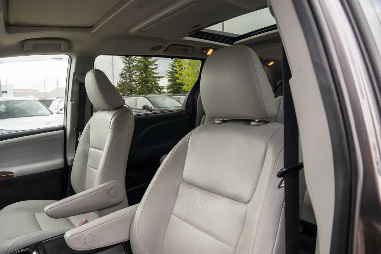 Toyota Sienna снимка Toyota Sienna
