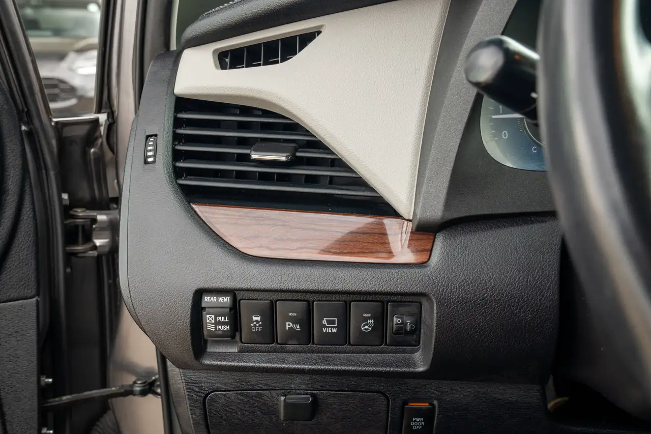 Toyota Sienna снимка Toyota Sienna