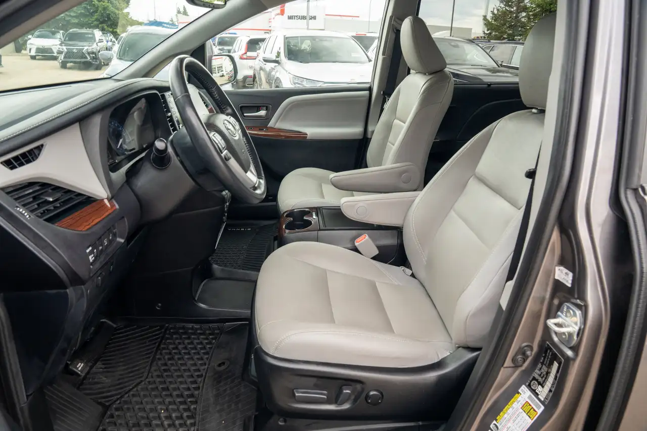Toyota Sienna снимка Toyota Sienna