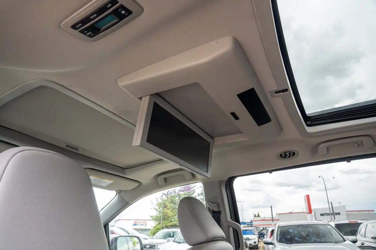 Toyota Sienna снимка Toyota Sienna