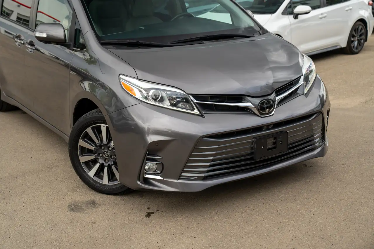 Toyota Sienna снимка Toyota Sienna