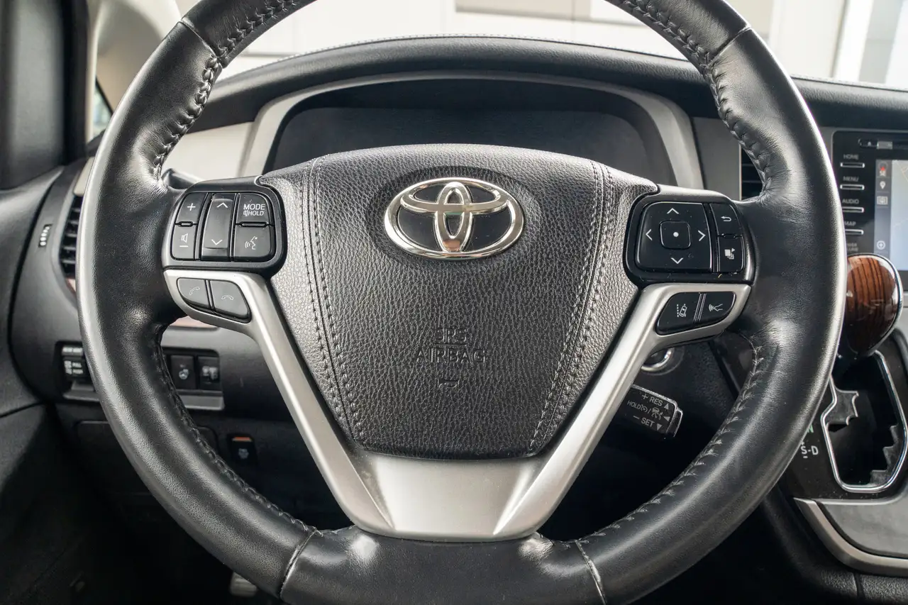 Toyota Sienna снимка Toyota Sienna