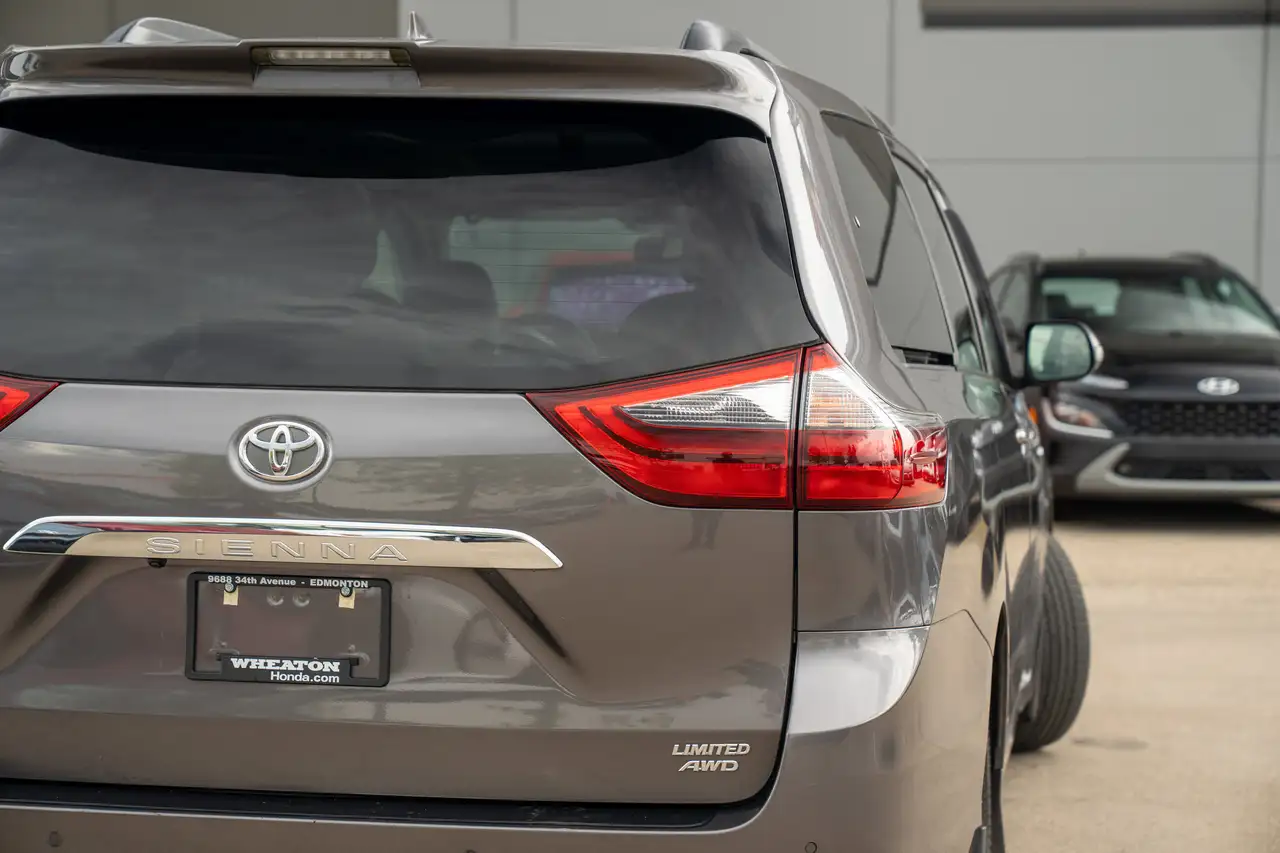 Toyota Sienna снимка Toyota Sienna