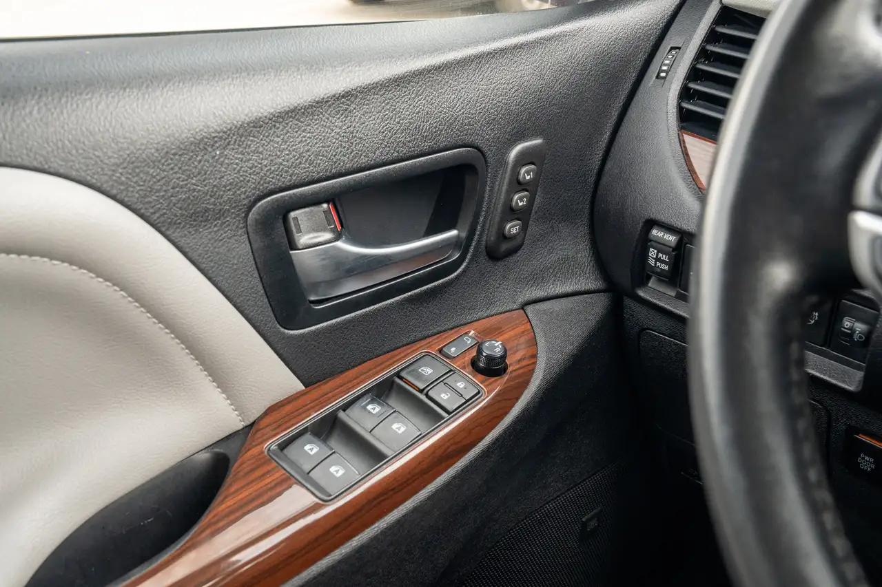 Toyota Sienna снимка Toyota Sienna