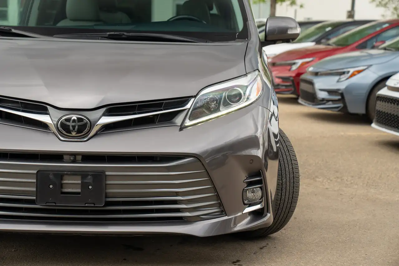 Toyota Sienna снимка Toyota Sienna