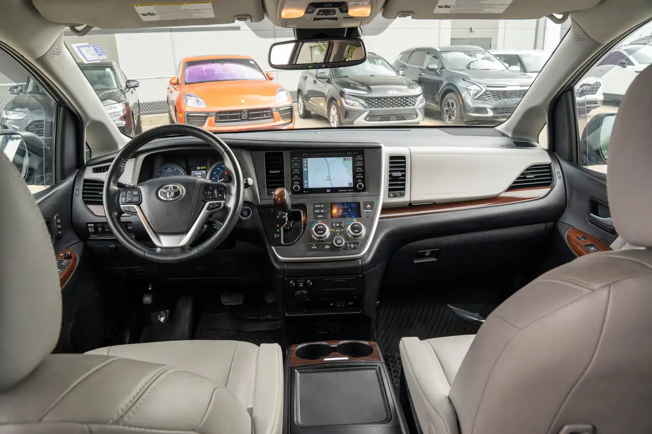 Toyota Sienna снимка Toyota Sienna