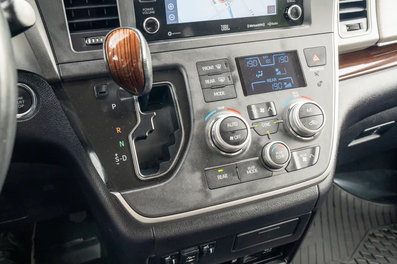 Toyota Sienna снимка Toyota Sienna
