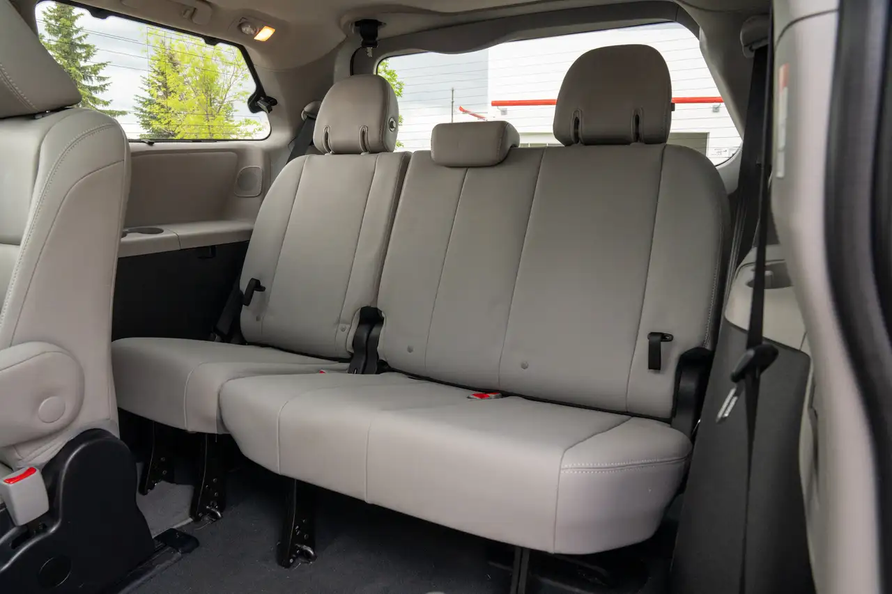Toyota Sienna снимка Toyota Sienna