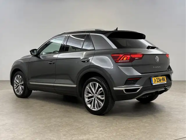 Volkswagen T-Roc view 3