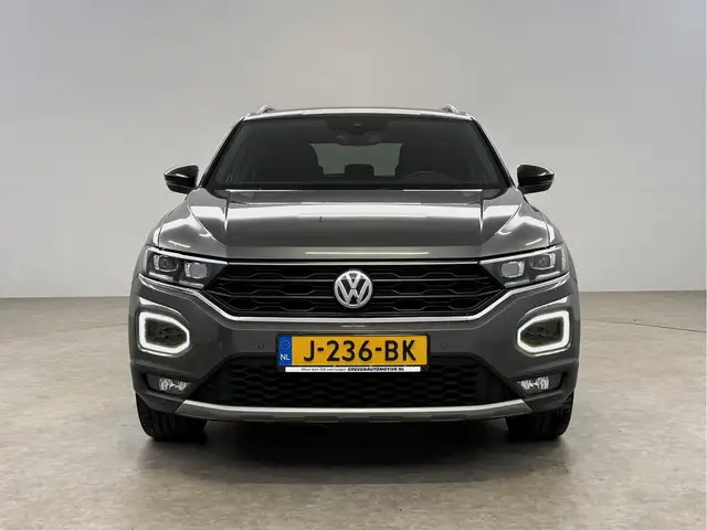 Volkswagen T-Roc view 9