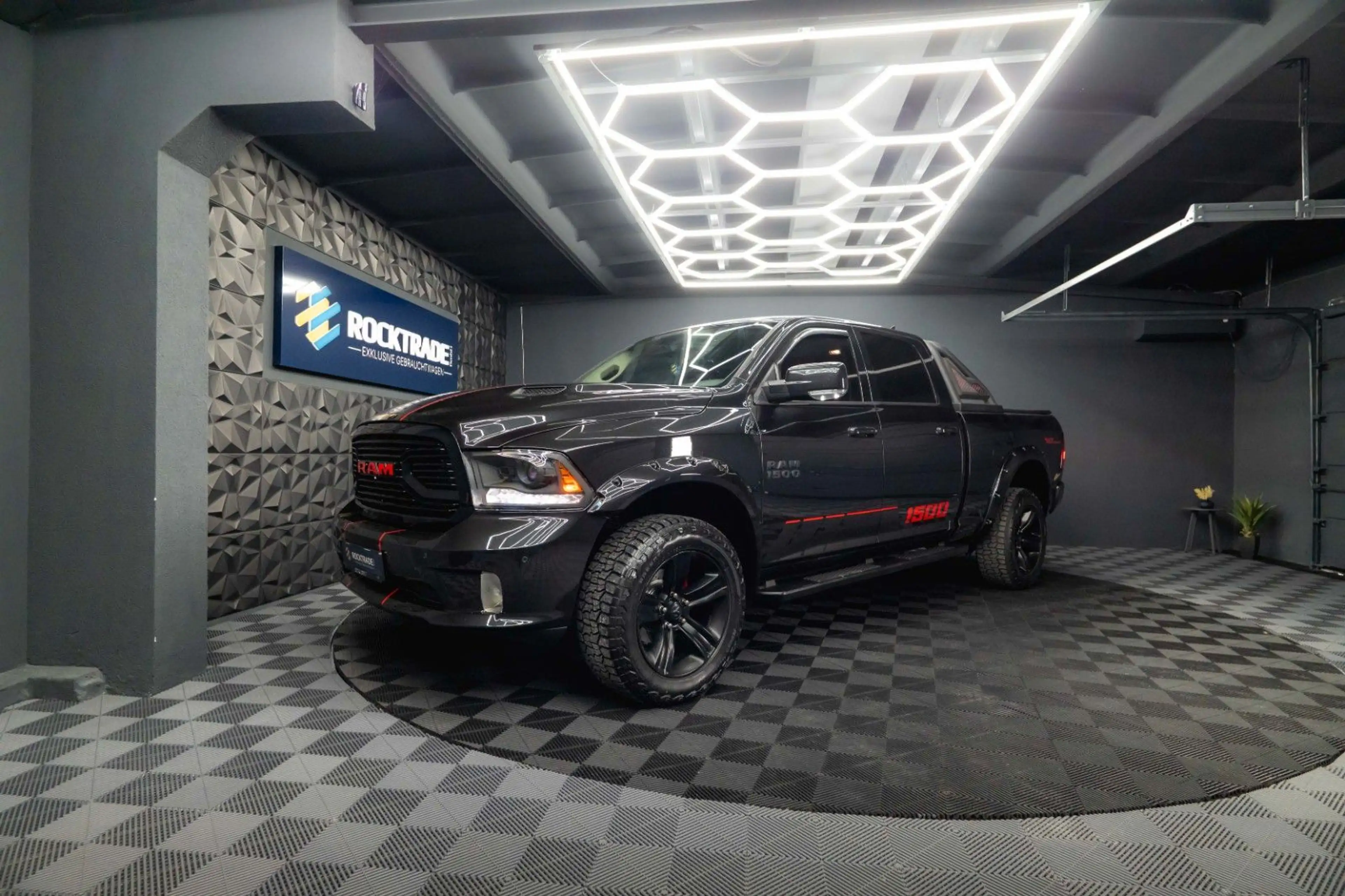 Dodge RAM 5.7 V8 HEMI 4x4 OFFROAD Night-Paket LONGBED — photo 12