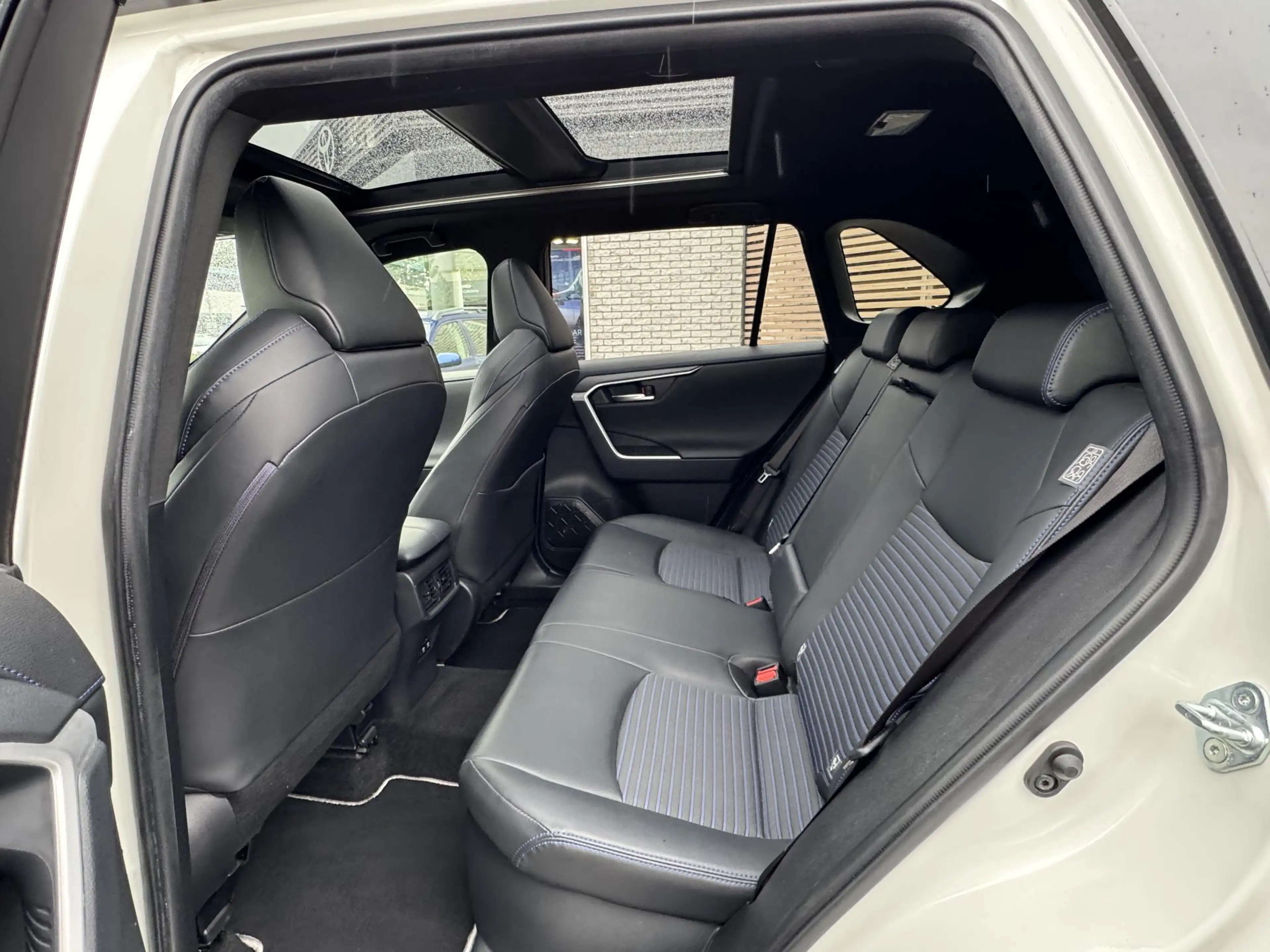 Toyota RAV 4 2.5 Hybrid BI-TONE PANODAK STOELVERW TREKHAAK NAVI — photo 17