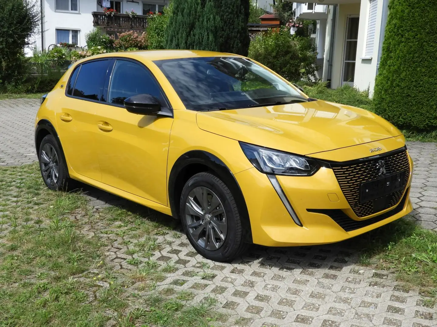 Peugeot e-208 Elektro mit Allure Pack Galben - 1