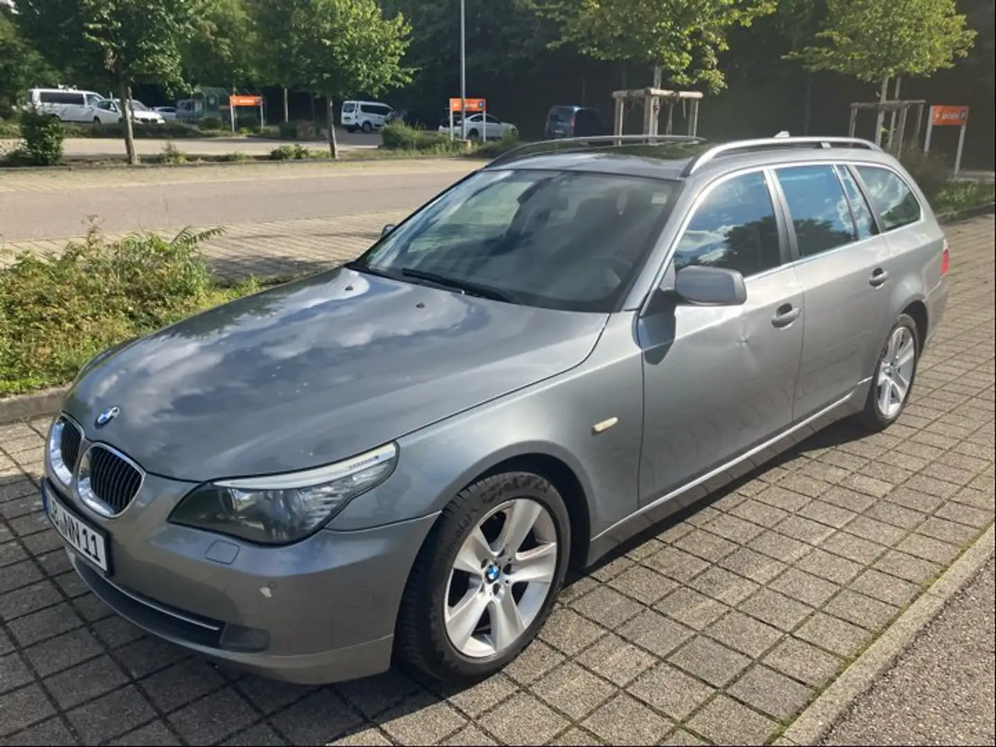 BMW 530 530i Touring Aut. Grey - 1