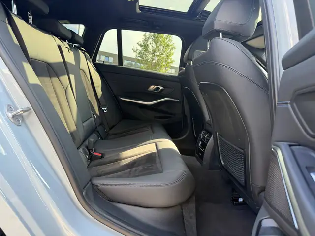 BMW 3 Series view 11