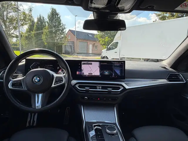 BMW 3 Series view 14