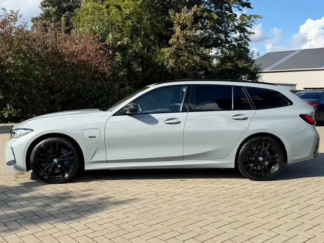 BMW 3 Series view 4