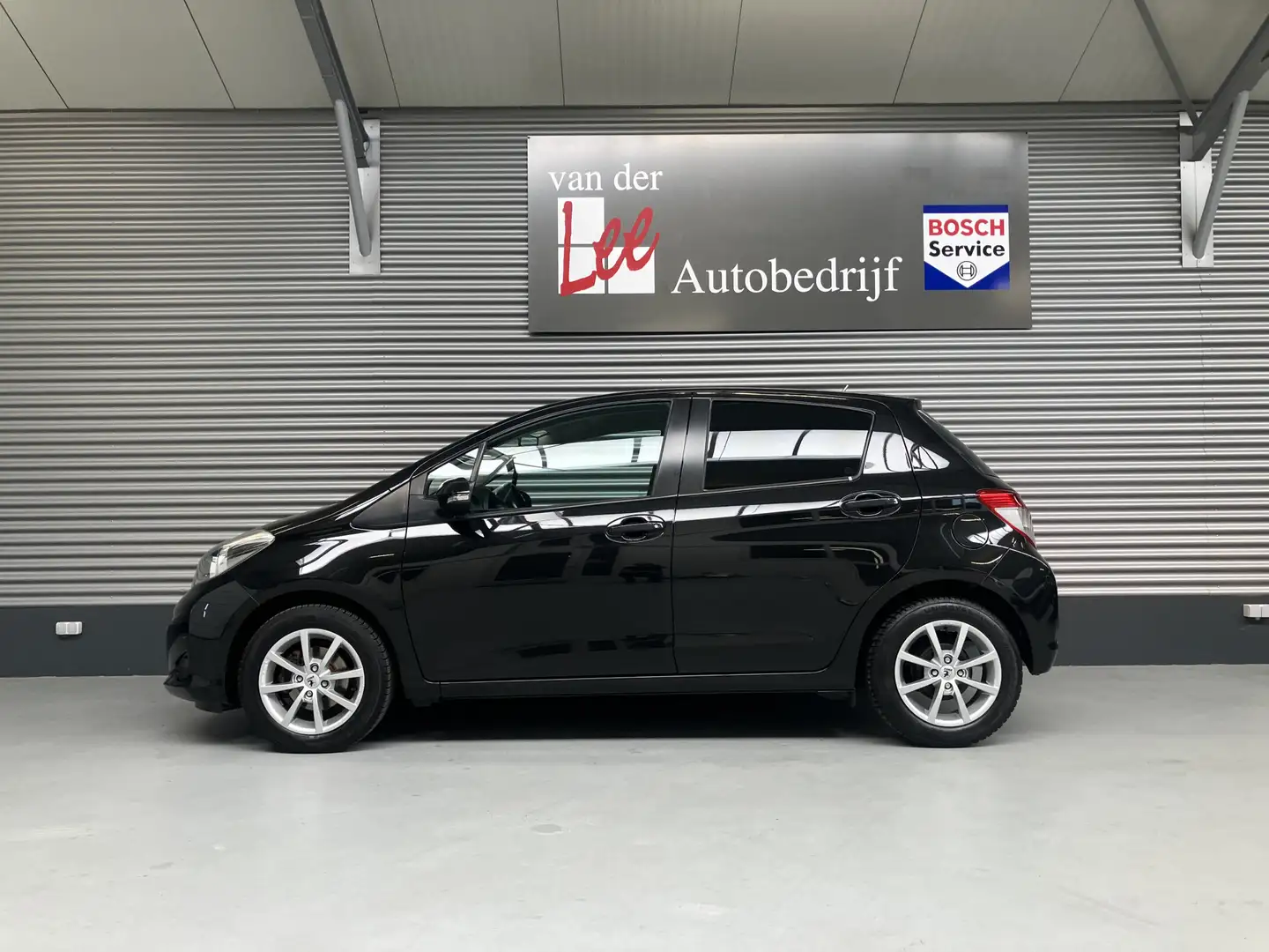 Toyota Yaris 1.3 VVT-i Dynamic/Airco/Camera/Navi/LMV/ENZ Zwart - 2
