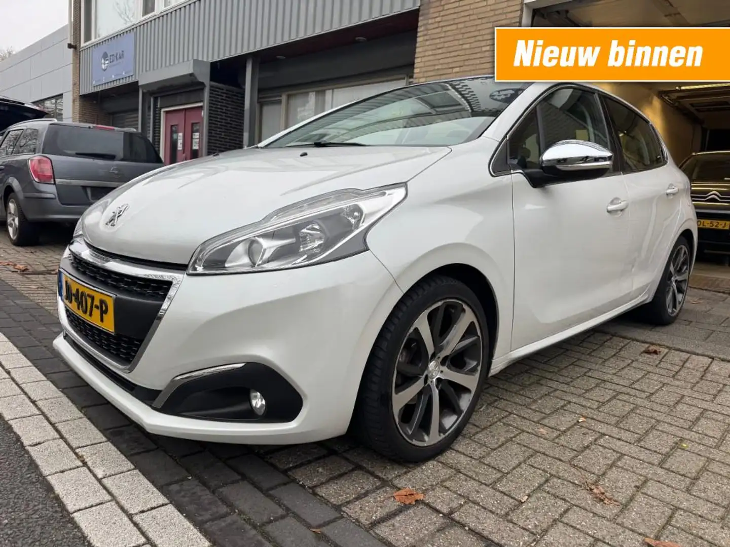 Peugeot 208 1.2 PureTech Allure CLIMA HALFLEER PANO NAVI MOTOR Wit - 1