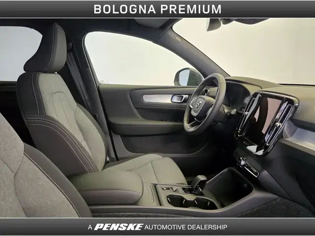 Volvo XC40 view 3
