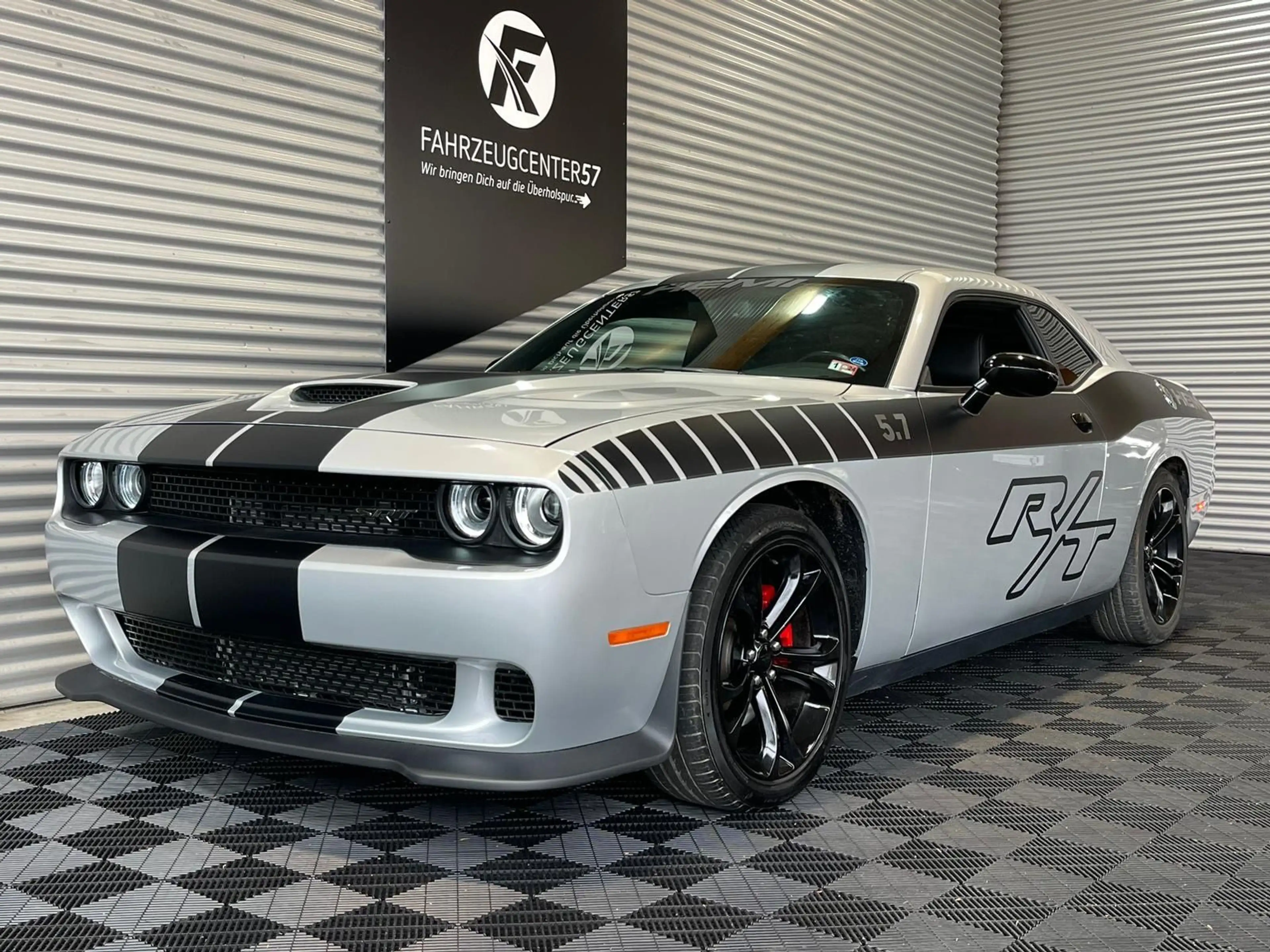Dodge Challenger R/T HEMI 5.7L/CARPLAY/RÜCKFAHRKAMERA — photo 2