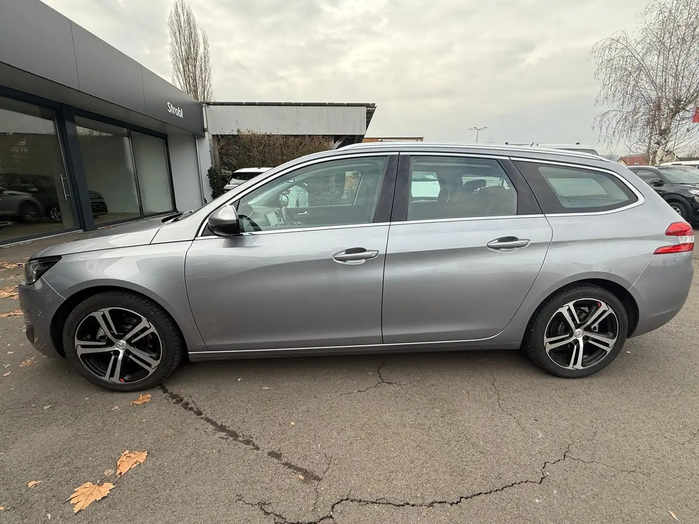 Peugeot 308 SW 1,2 PureTech Allure S&S Aut. *Top Ausstattung* Gris - 2