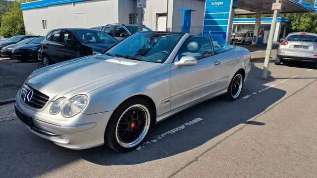 Mercedes-Benz CLK view 4