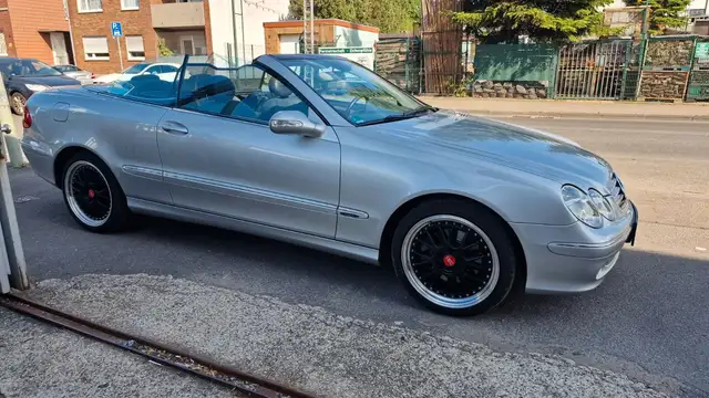 Mercedes-Benz CLK view 3