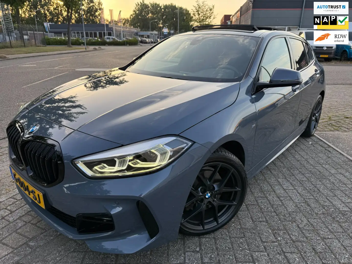 BMW 118 1-serie 118i M-Edition M-VELGEN PANO ALCANTARA CAR Grijs - 1