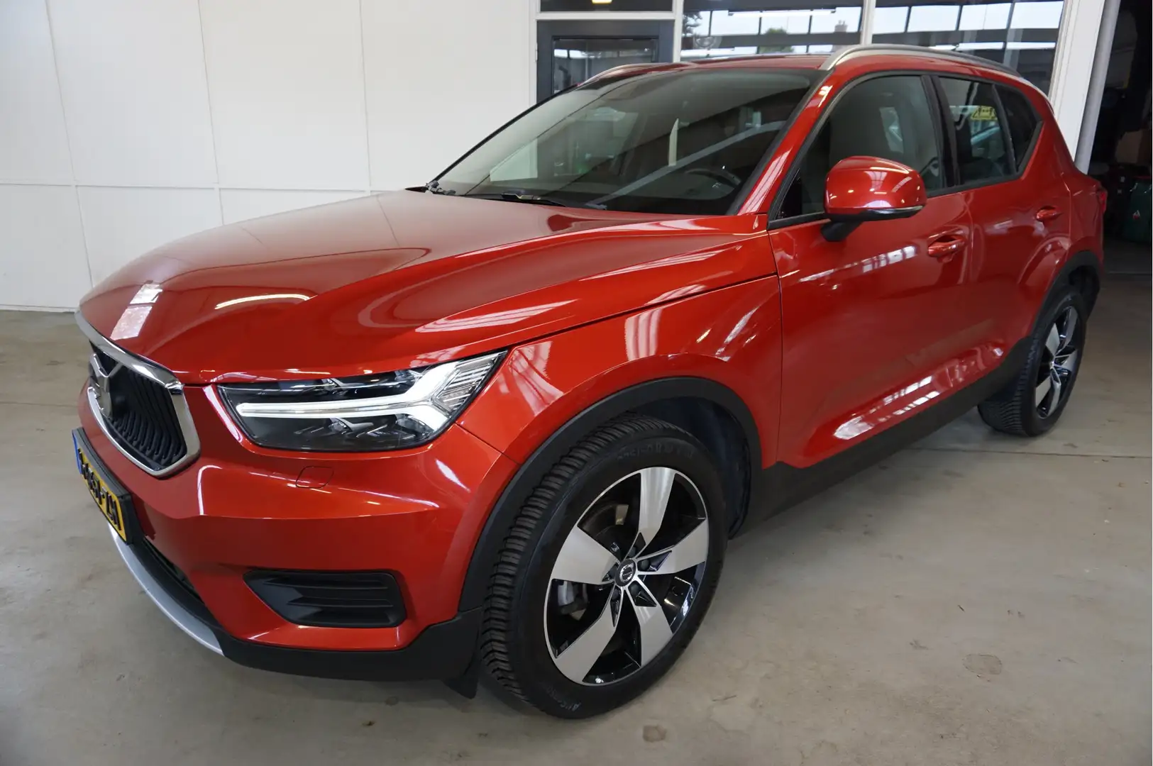 Volvo XC40 2.0 D3 Momentum Automaat Leder Parking-climate Rood - 1