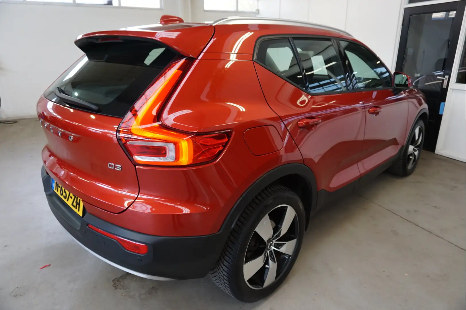 Volvo XC40 2.0 D3 Momentum Automaat Leder Parking-climate Rood - 2