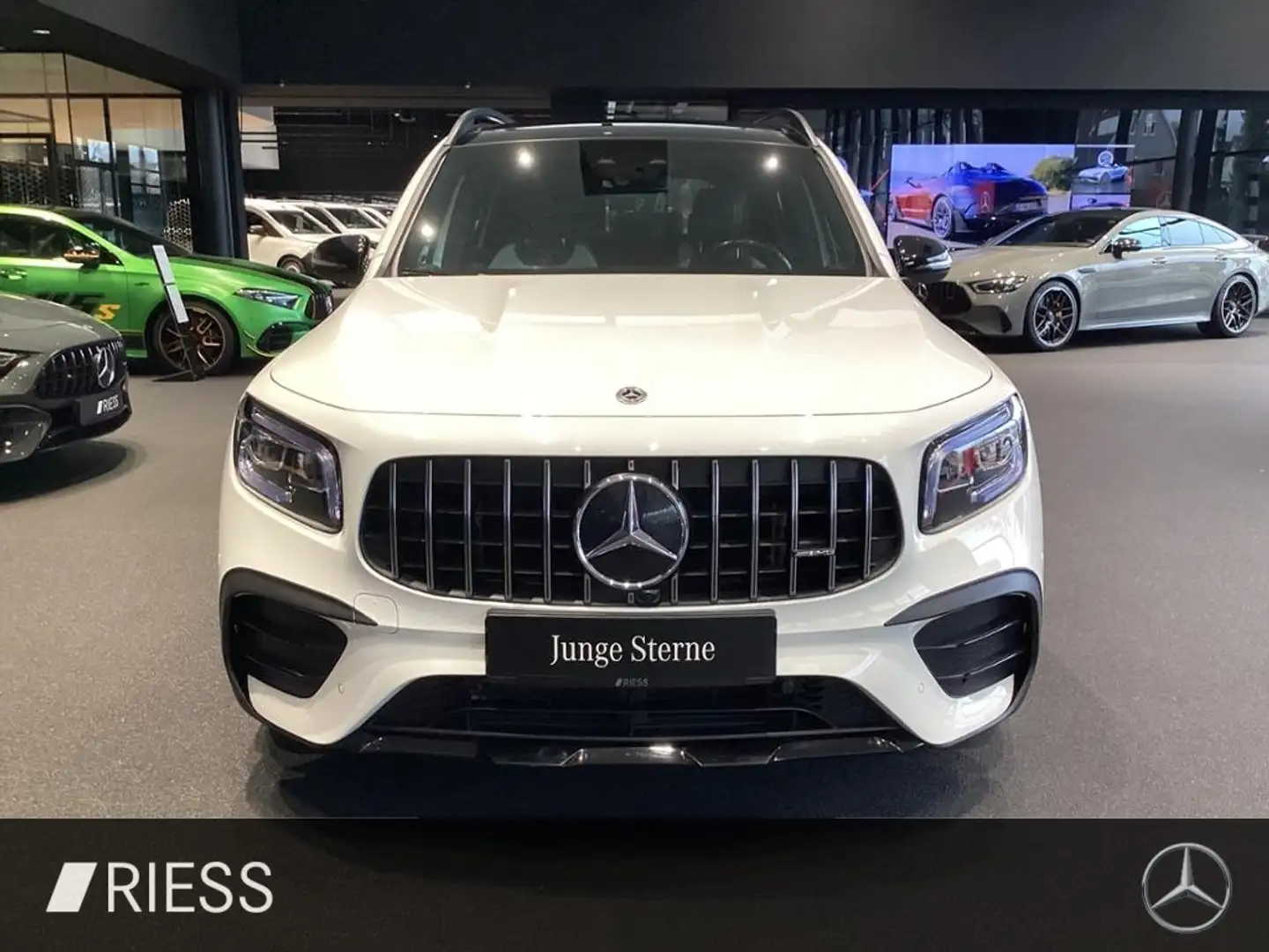 Mercedes-Benz GLB 35 AMG 4M Pano AHK Night Memory Standheizun Weiß - 2