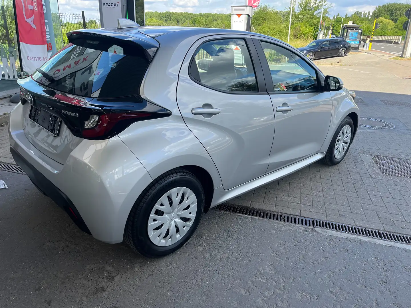 Toyota Yaris Yaris 1.5i Dual VVT-iE Comfort CVT GARANTIE Silber - 2
