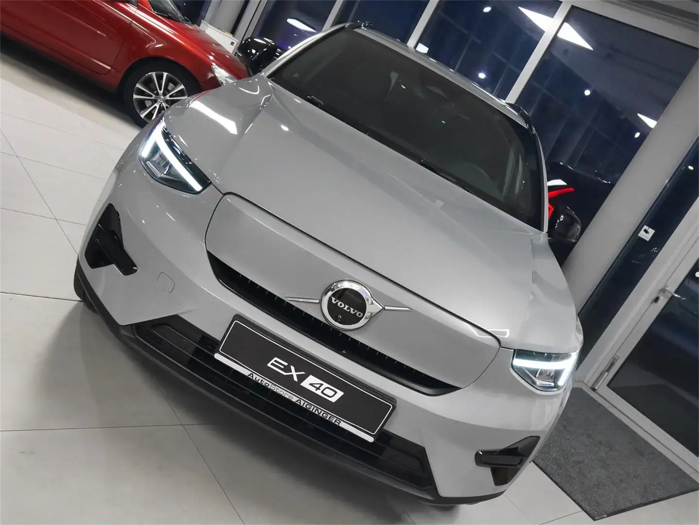 Volvo EX40 Extended Range Plus Dark Grau - 2