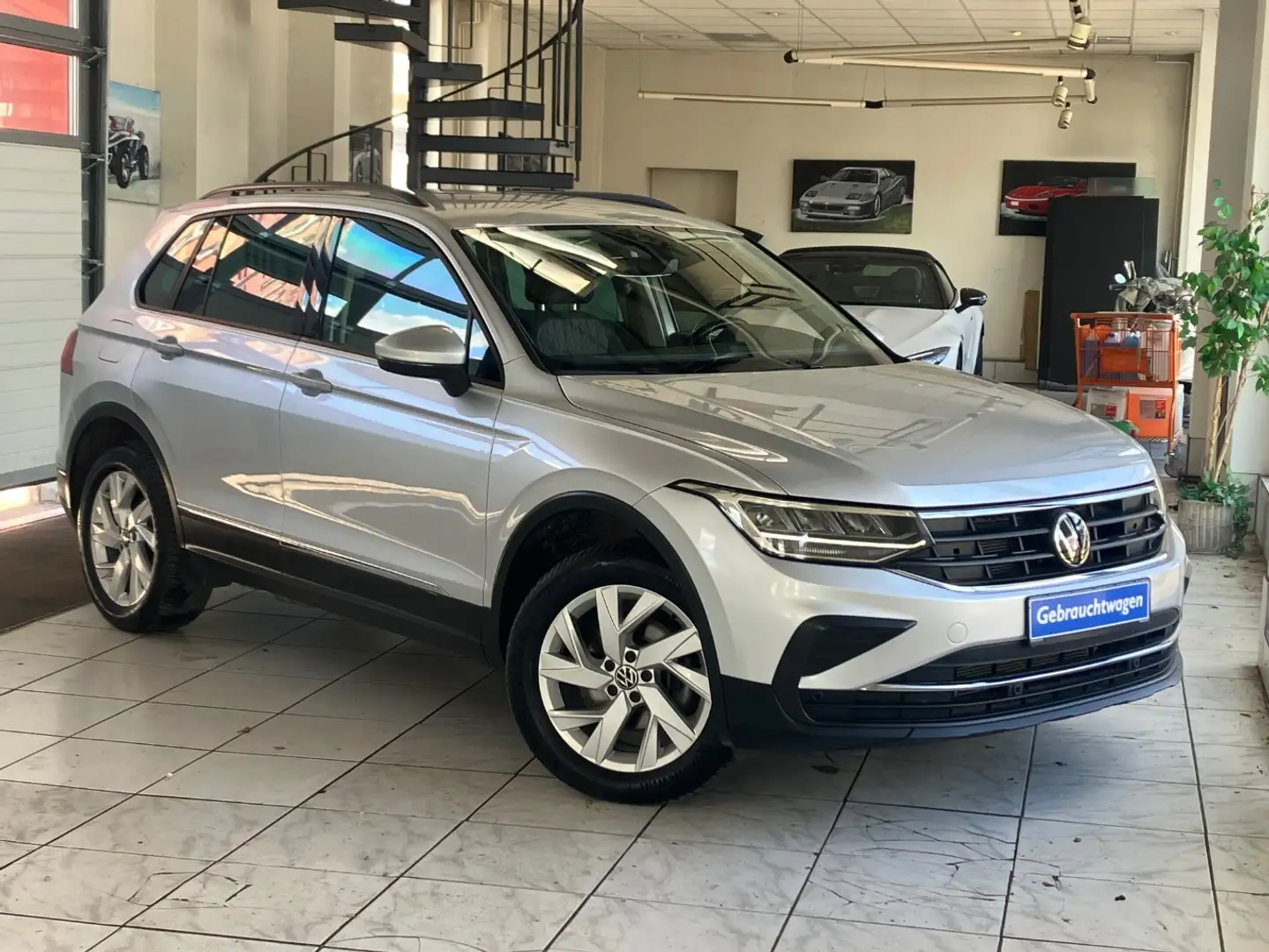 Volkswagen Tiguan 2.0 TDI Life 4Motion DSG ACC LED Silber - 1