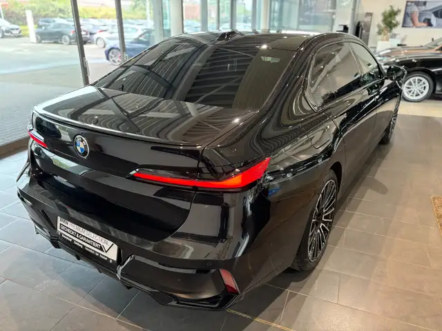 BMW 7 Series view 11