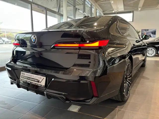 BMW 7 Series view 10