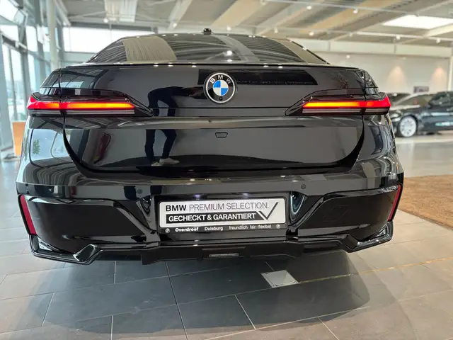 BMW 7 Series view 9