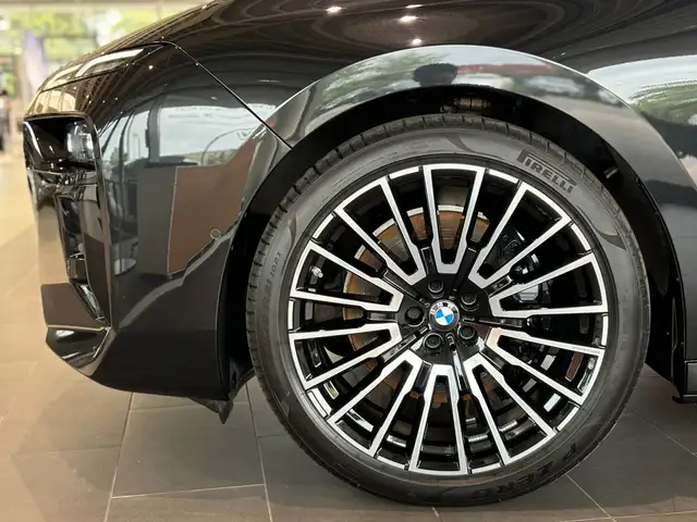 BMW 7 Series view 5