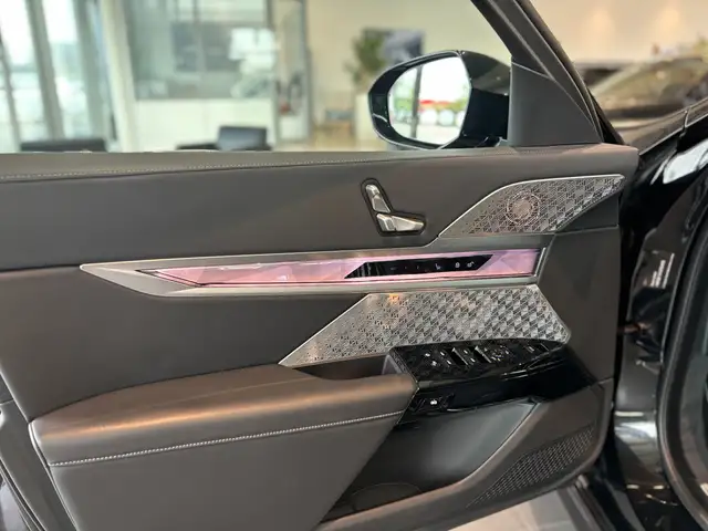 BMW 7 Series view 15