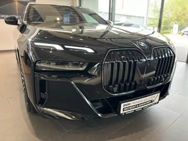 BMW 7 Series view 13