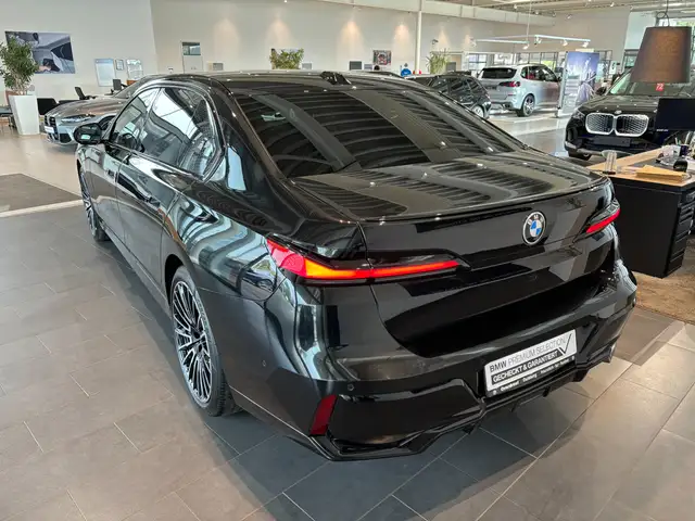 BMW 7 Series view 8