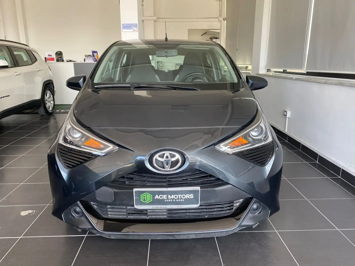 Toyota Aygo Connect 1.0 VVT-i 72 CV 5 porte x-play MMT Gris - 2