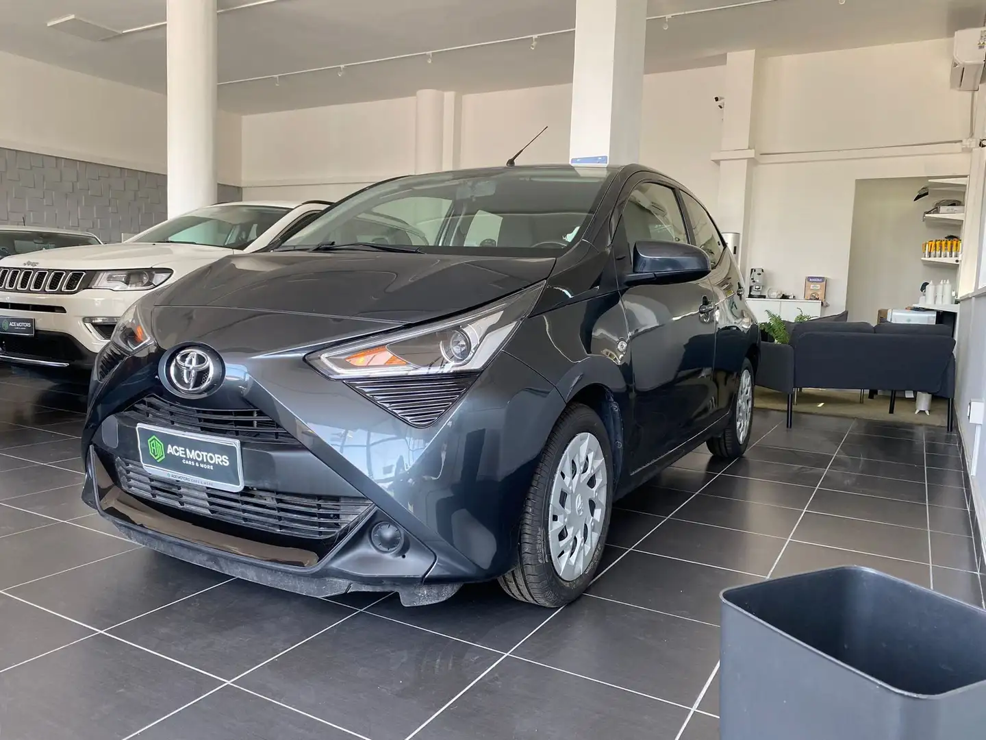 Toyota Aygo Connect 1.0 VVT-i 72 CV 5 porte x-play MMT Gris - 1