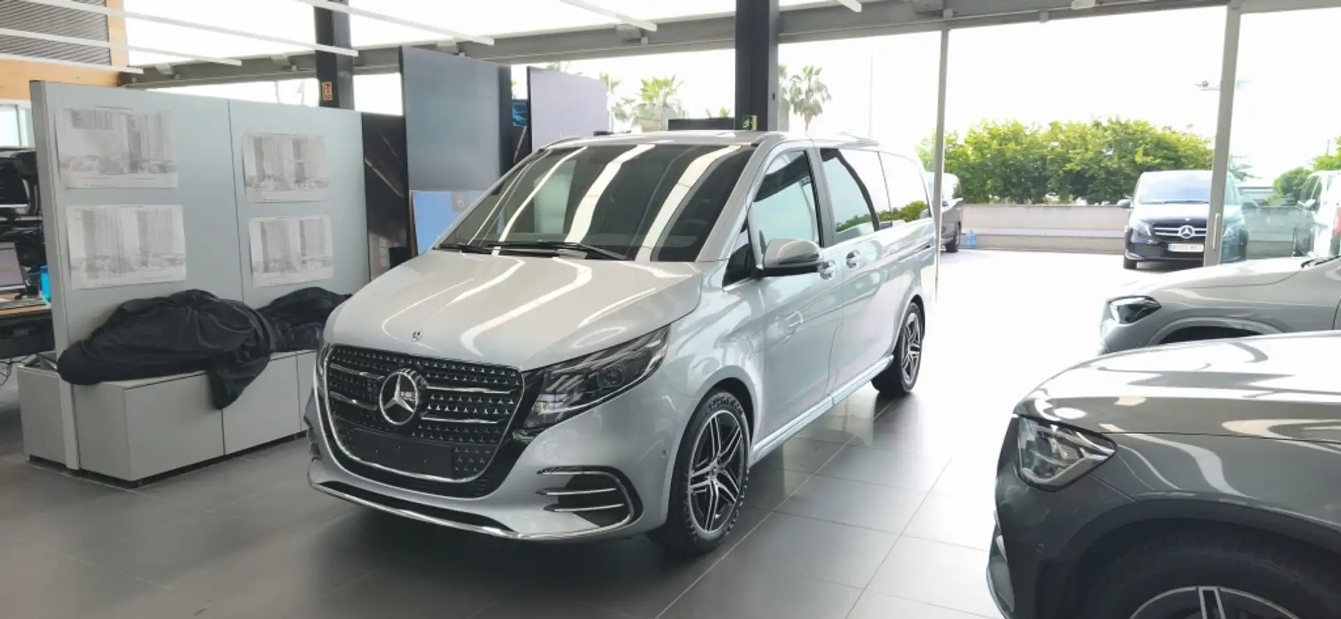 Mercedes-Benz V 250d Largo Avantgarde Plateado - 2
