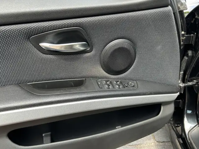 BMW 3 Series view 12