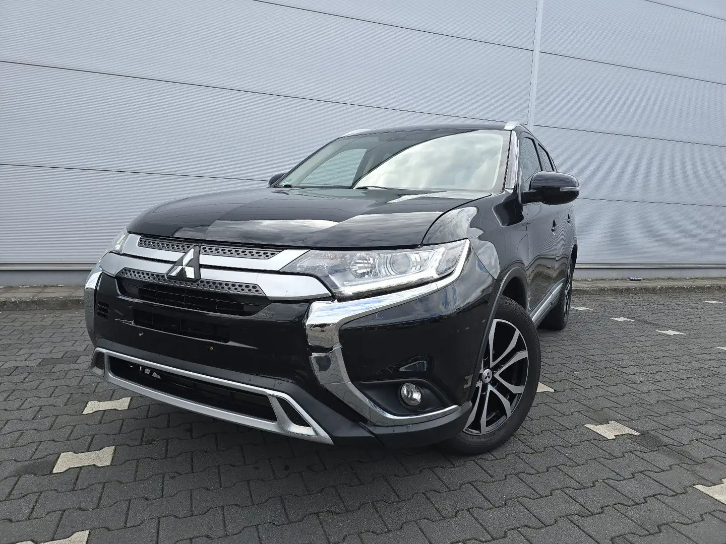 Mitsubishi Outlander Diamant Edition+ 2WD Schwarz - 2