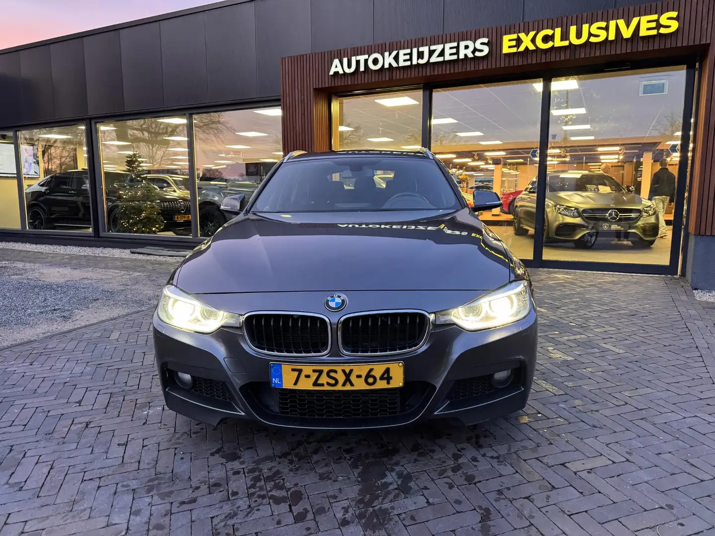 BMW 320 3-serie Touring 320i Executive M-Paket led Navi Grau - 2