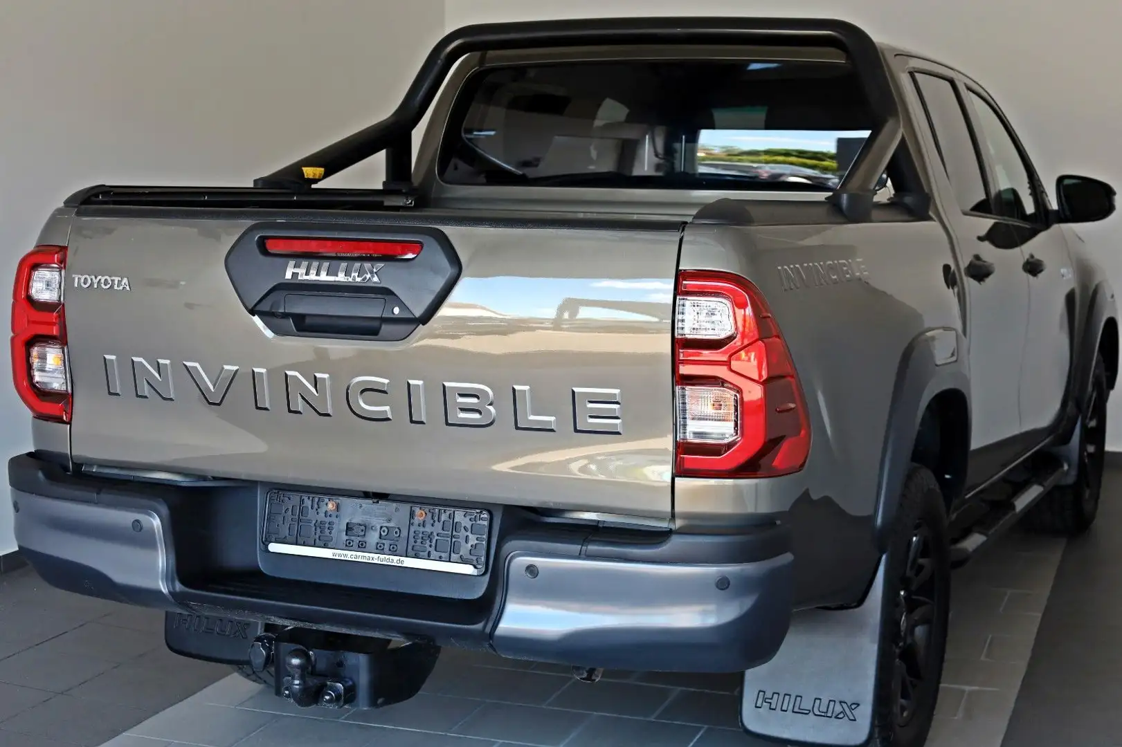 Toyota Hilux 2.8 D-4D Invincible,ACC, AHK, Rollo +Bügel Braun - 2
